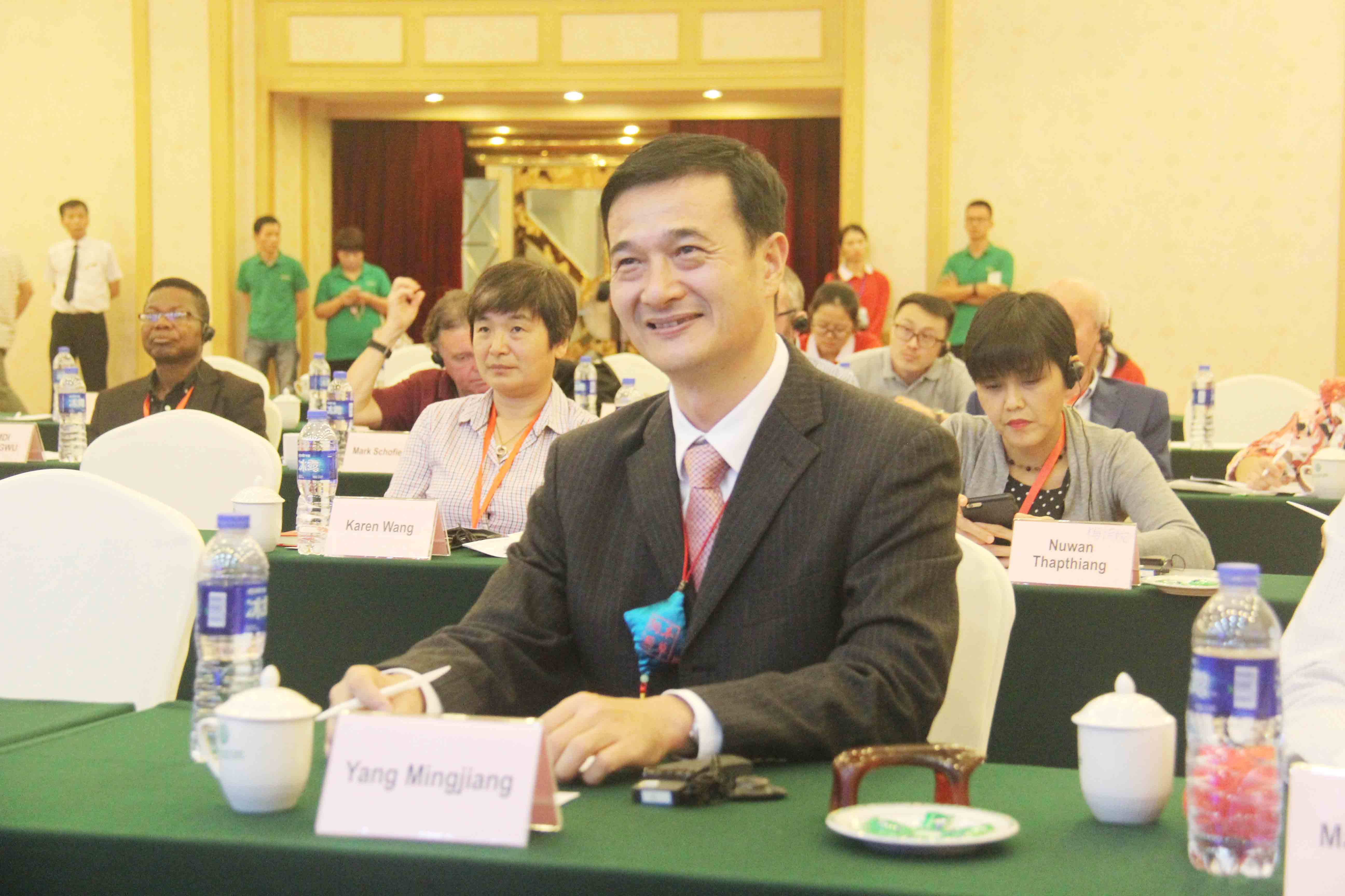 《让中医药走向世界》 J9集团应邀为孔子学院外方院长授课